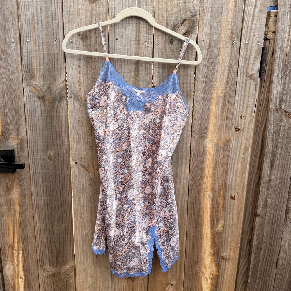 Victoria’s Secret - Multicolor chemise w/ blue lace trim front slit, L